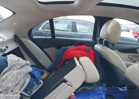 2015 Mercedes-Benz C 300 4Matic/Luxury 4Matic/Sport 4Matic z USA, uszkodzony, nr VIN 55SWF4KB5FU049007